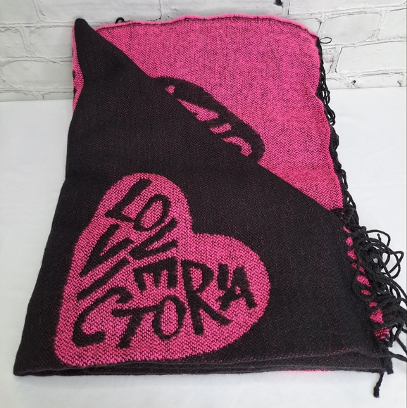 'VICTORIA'S SECRET' LOGO REVERSIBLE THROW BLANKET FUCHSIA/BLACK FRINGE END - Picture 11 of 13
